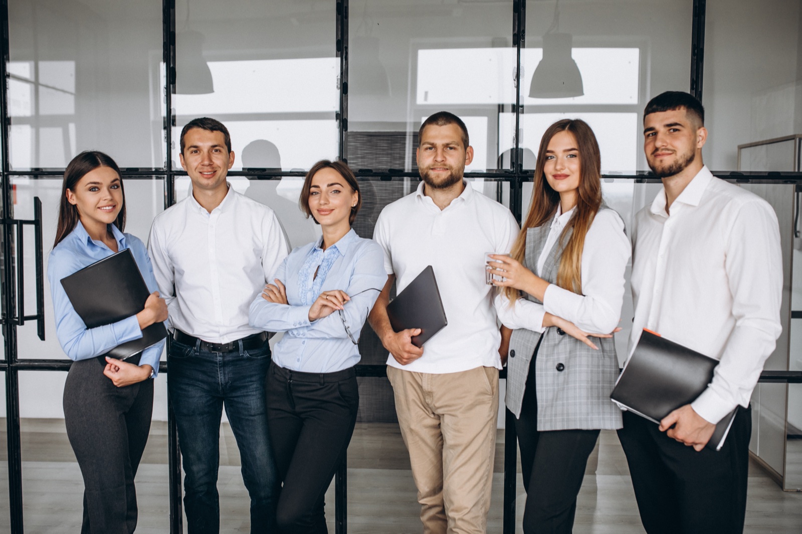 Equipe reunida em pose para retrato corporativo, representando o time por trás da marca